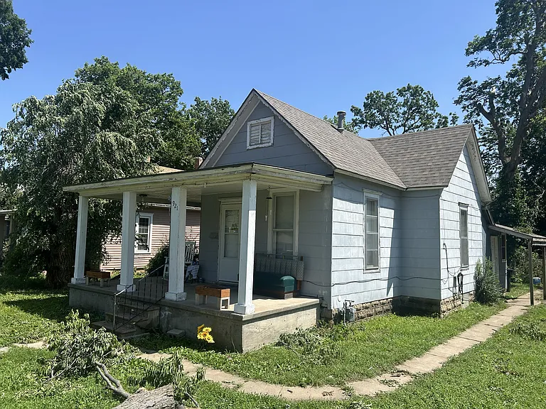 921 University Pl — Photo 1