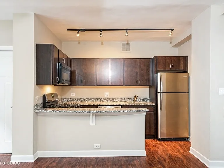 432 W Belmont — Photo 10