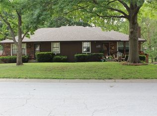 3734/3736 NE Colonial Dr, Lees Summit, MO 64064