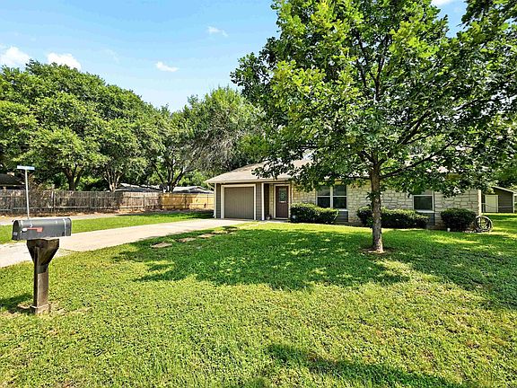 3rd image of 1211 Hackberry Drive
