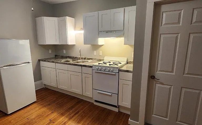 223 W Locust St #7 — Photo 3