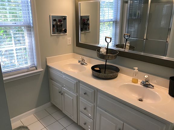 Master bath w/dbl sinks