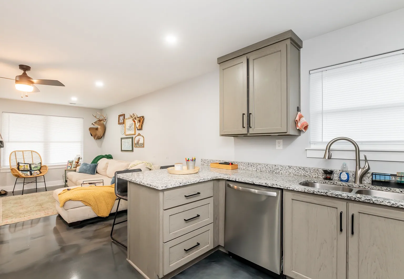 2 bed, 750 sqft, $1,350 — Photo 2