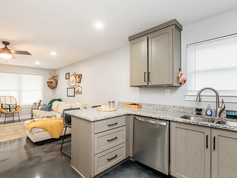 1422 E Elm St #1 — Photo 4