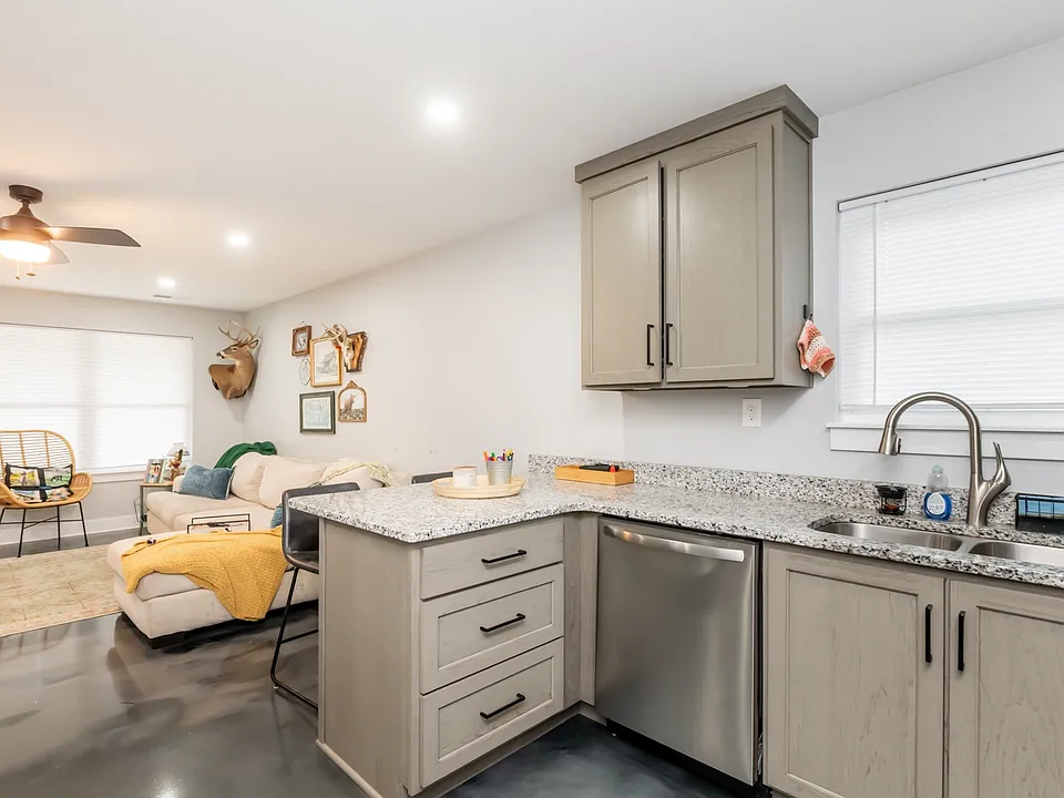1422 E Elm St #1