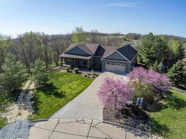 3877 Meadowview Ln SW, Iowa City, IA 52240