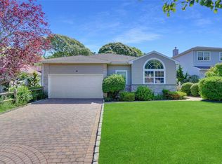 31 Hamlet Dr, Hauppauge, NY 11788