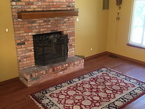 Livingroom 2 with fireplace