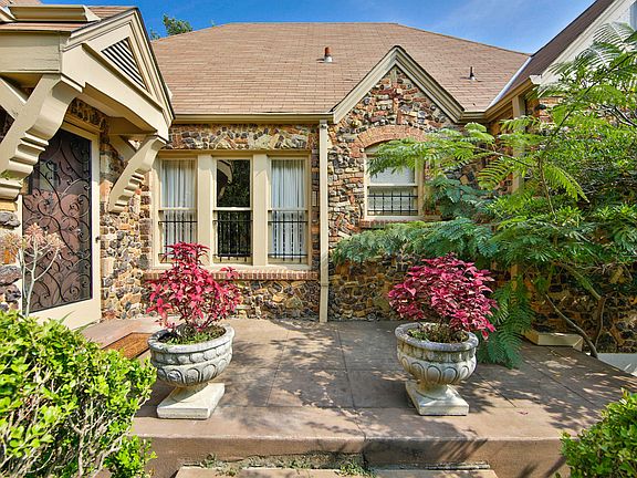 3rd image of 207 Parklane Dr