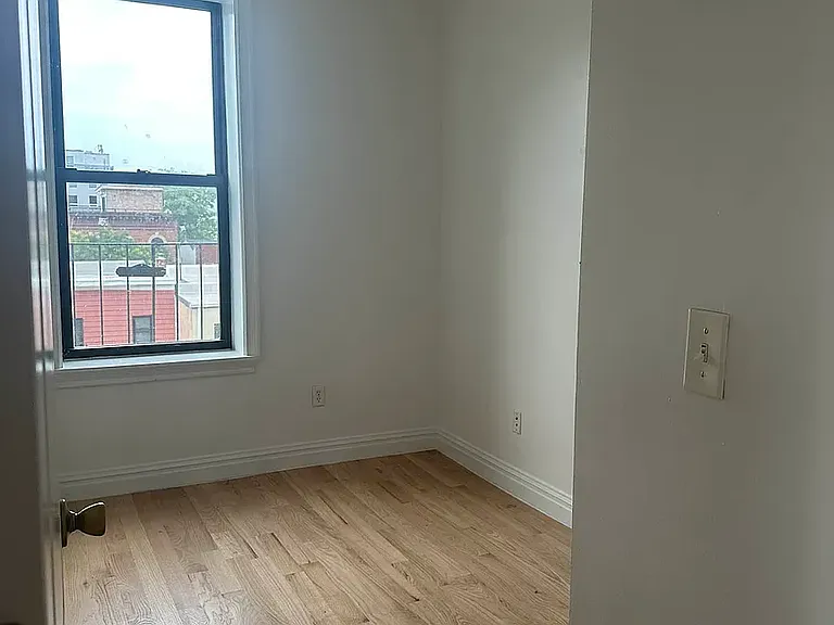 214 21st St #4R — Photo 11