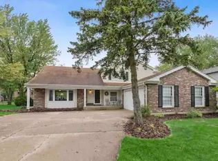 416 Iroquois Ave, Naperville, IL 60563
