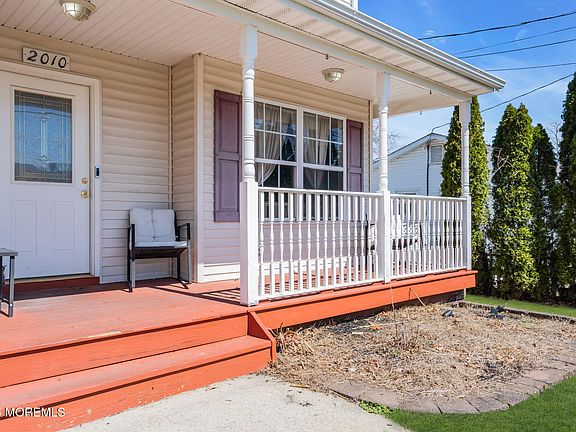 4th image of 2010 Oak Dale Road