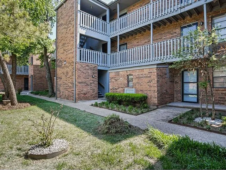 Meridian Place Apartments — Photo 11