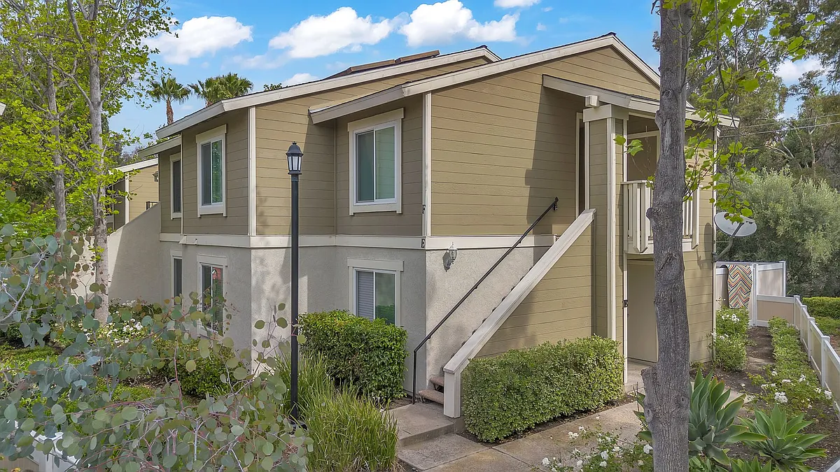 Building Photo - 26316 Los Viveros #F