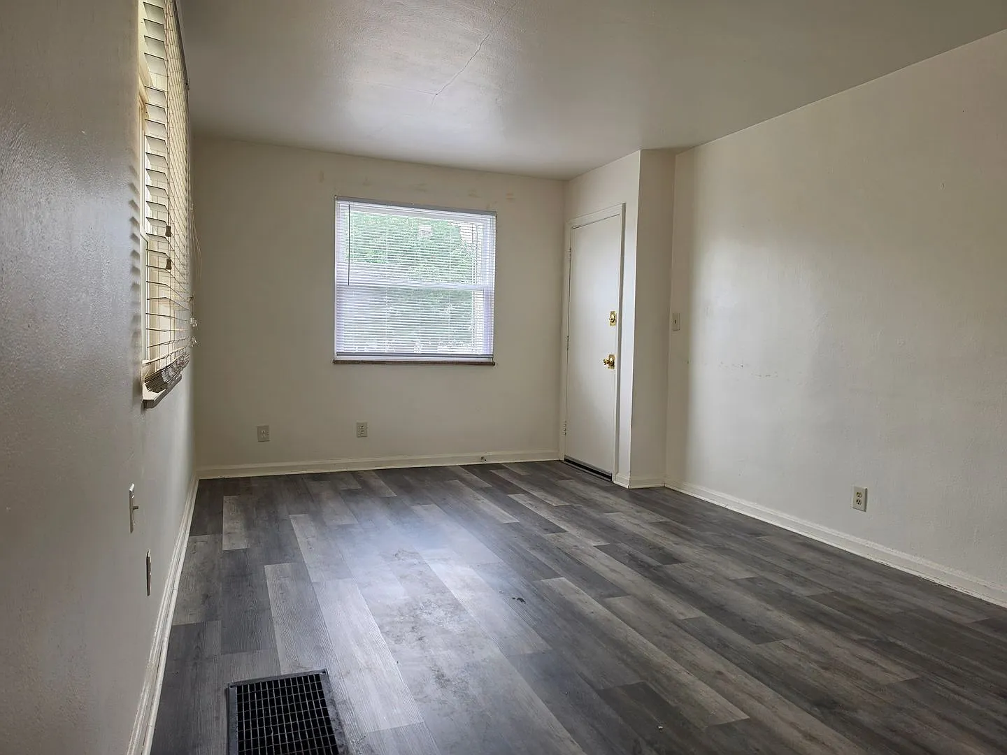 433 Sandhurst Dr — Photo 1