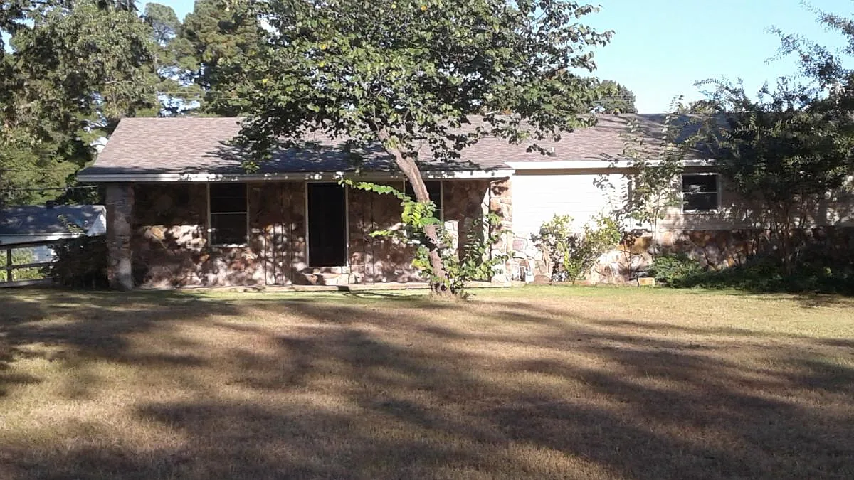 5 bed, 2044 sqft, $1,600 — Photo 1