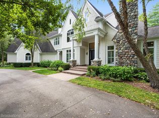 7651 Maple Ridge Ct, Clarkston, MI 48346