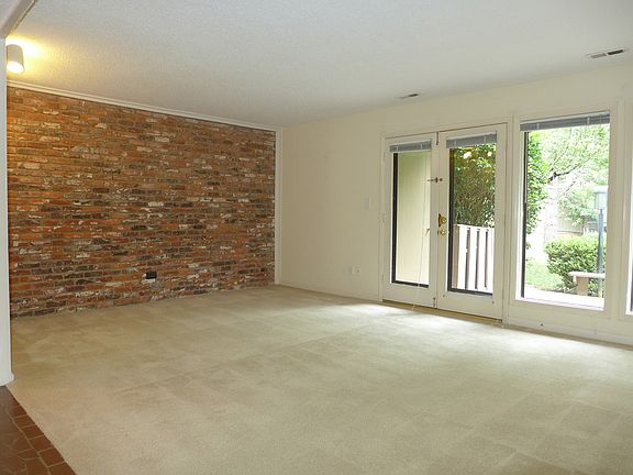 4th image of 1305 Oak Tree Dr