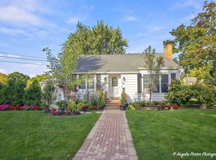 906 Ridge Ave, Mundelein, IL 60060