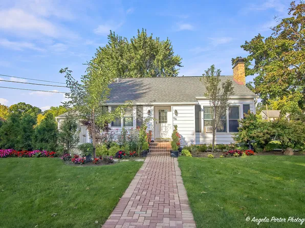906 Ridge Ave, Mundelein, IL 60060