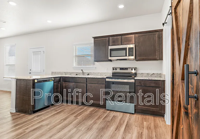 106 Logan Ct #B — Photo 11