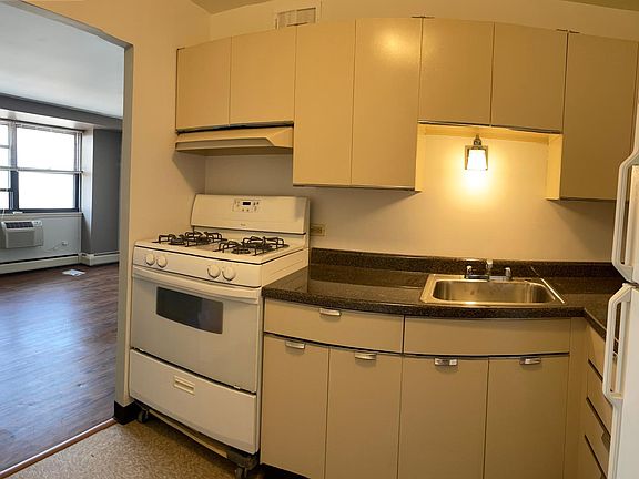 5th image of 3639 N Pine Grove Ave APT 19A