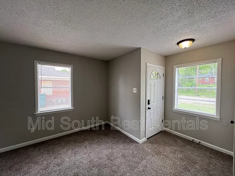 1785 Tampa Cv — Photo 2