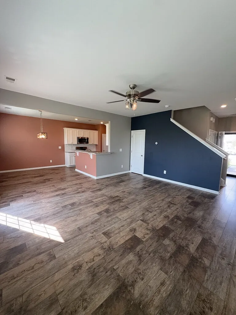 3 bed, 2.5 bath, 1816 sqft, $2,400 — Photo 3