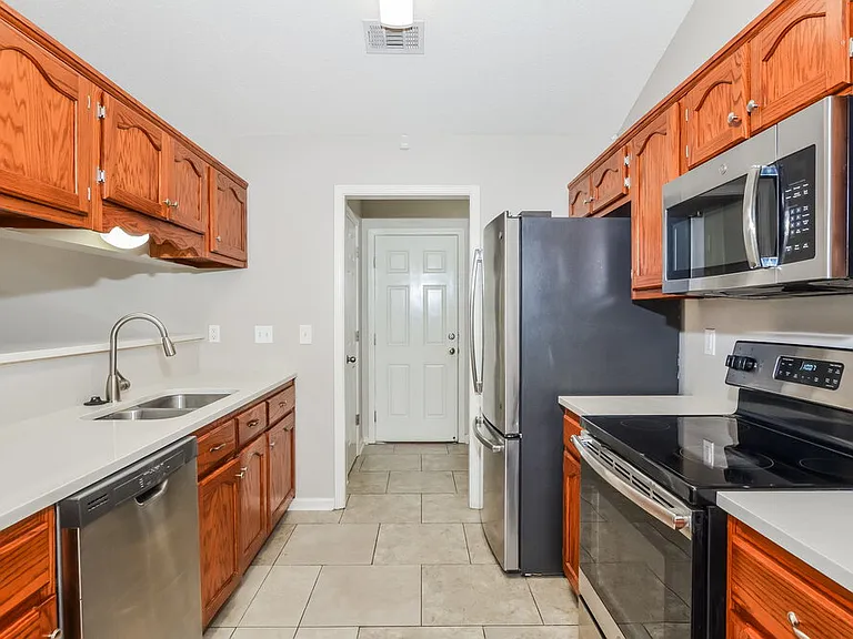 1720 Cherry Creek Dr — Photo 8