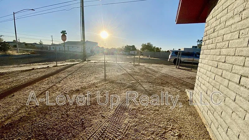 3 bed, 1.0 bath, 1200 sqft, $1,200 — Photo 3