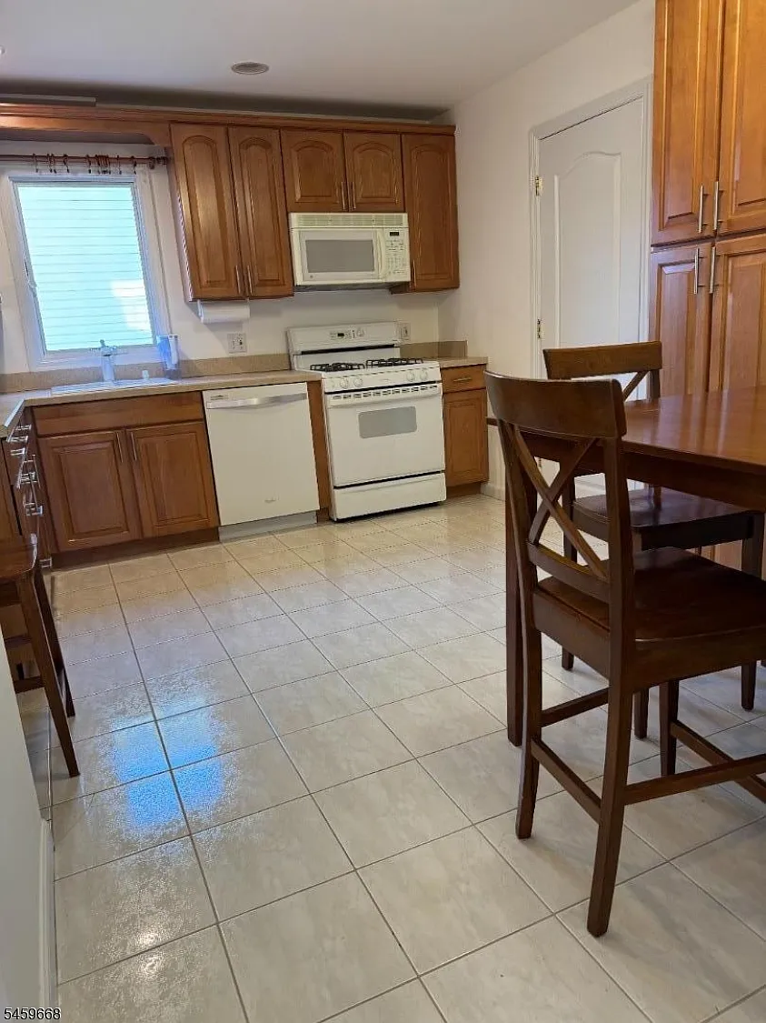 5 bed, 1.5 bath, $2,900 — Photo 2