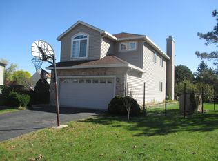 200 Thunder Rdg, Lake In The Hills, IL 60156