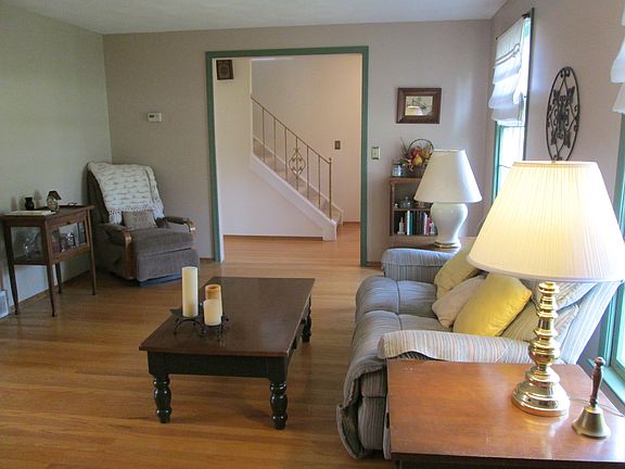 5th image of 83 Saint James Dr