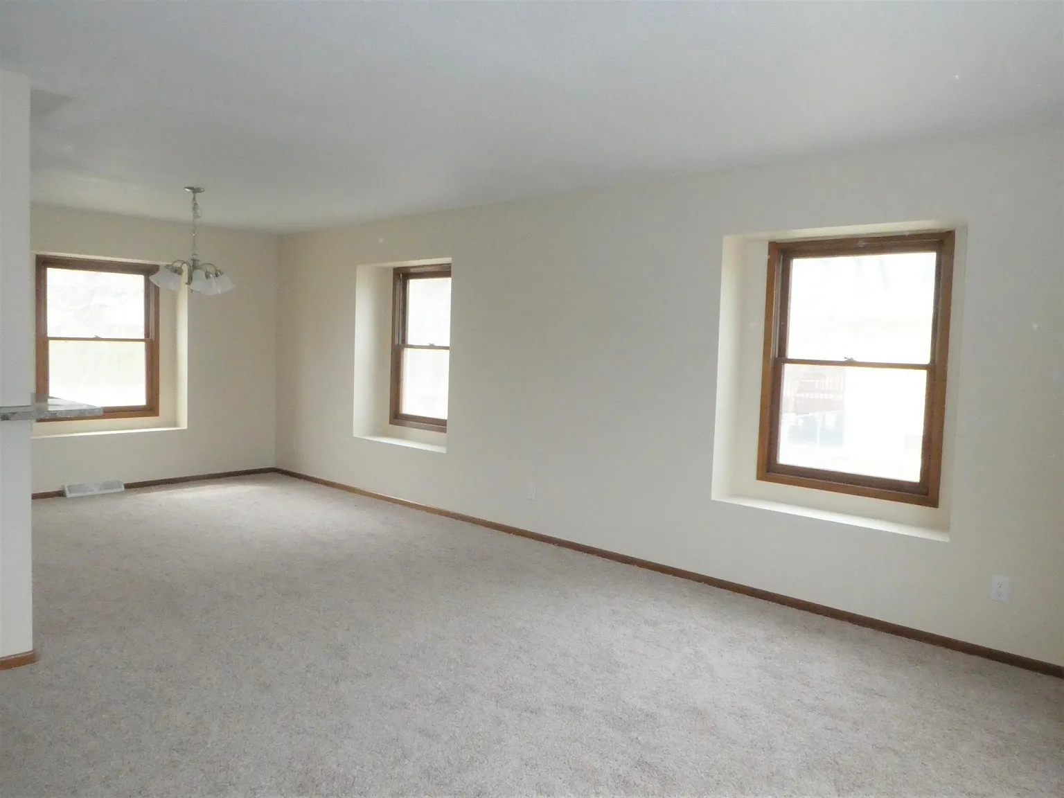 4 bed, 2.5 bath, 1880 sqft, $2,100 — Photo 2