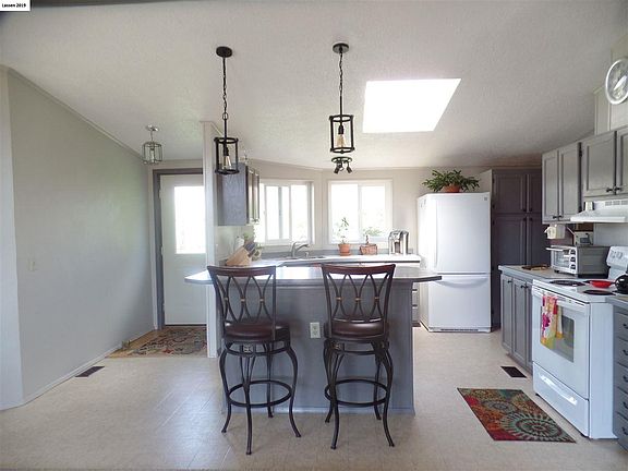 3rd image of 714-405 Carolyn Way