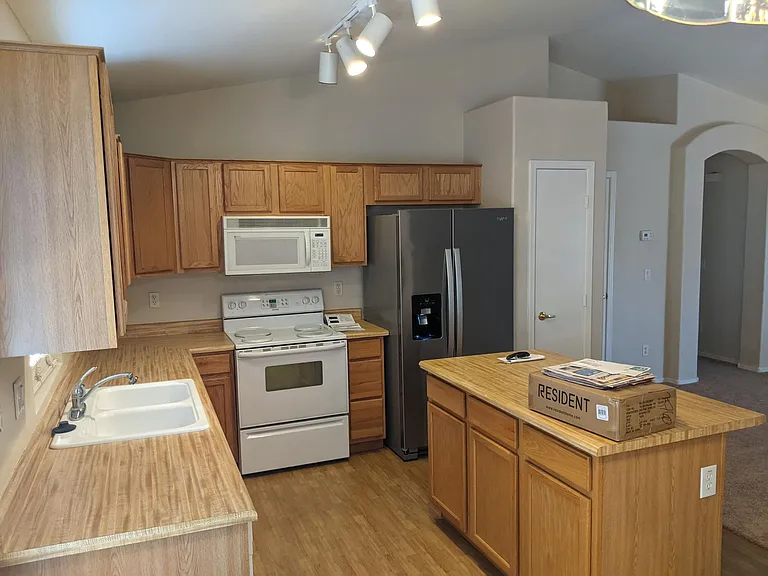 1942 E Aire Libre Ave — Photo 10