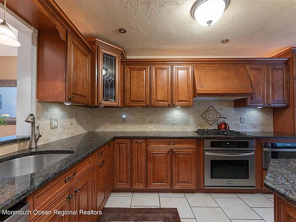 4th image of 47 Cherrywood Cir