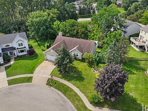 3rd image of 304 Hawthorne Ct