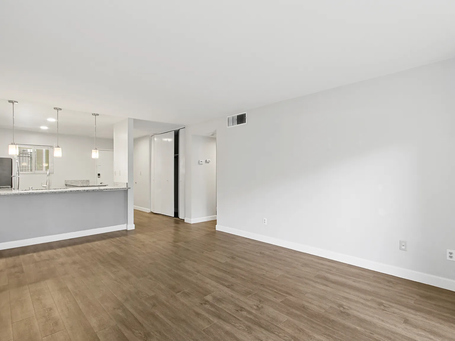 2 bed, 850 sqft, $1,945 — Photo 4