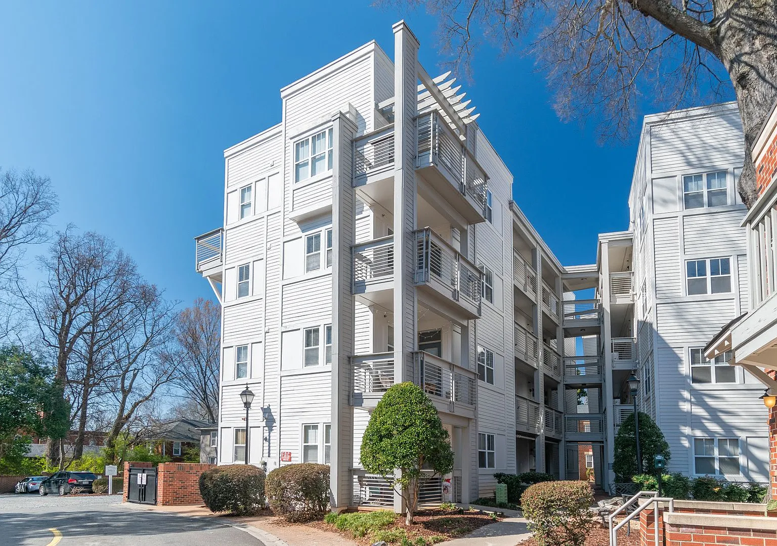 Conveniently Located Condo in Elizabeth Village! — Photo 1