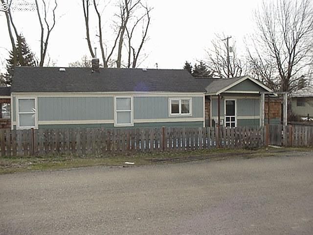 2nd image of 301 S Klickitat Ave