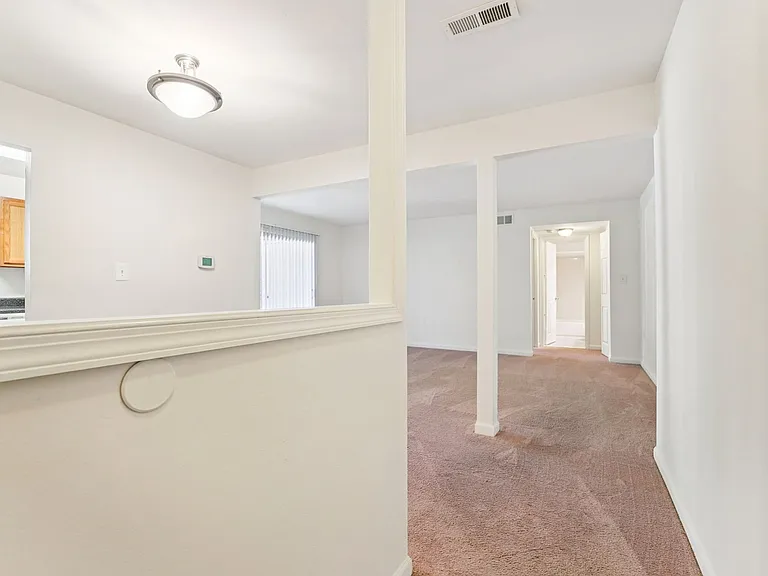 1BR, 1BA - 692SF - Foyer