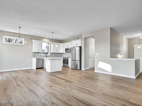 5th image of 204 Stratford Dr
