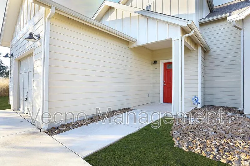 3 bed, 2.0 bath, 1679 sqft, $1,700 — Photo 3