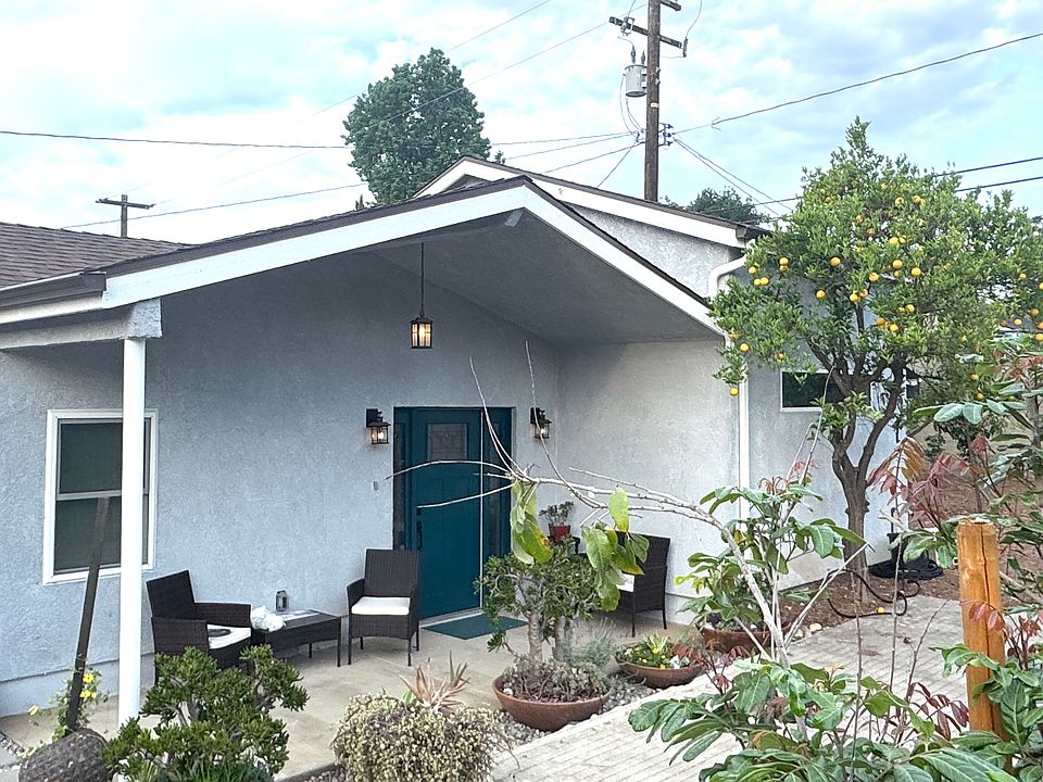 Front of the house. Detached from the main house by 25' with it's own address number.