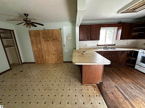 4th image of 8753 N Chippewa Rd
