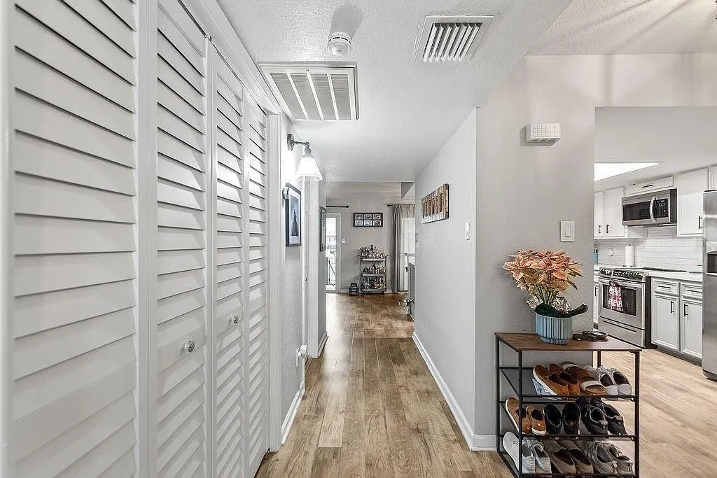 2 bed, 2.0 bath, 1298 sqft, $1,800 — Photo 3