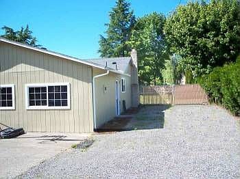 4th image of 1321 NE Sunrise Ln