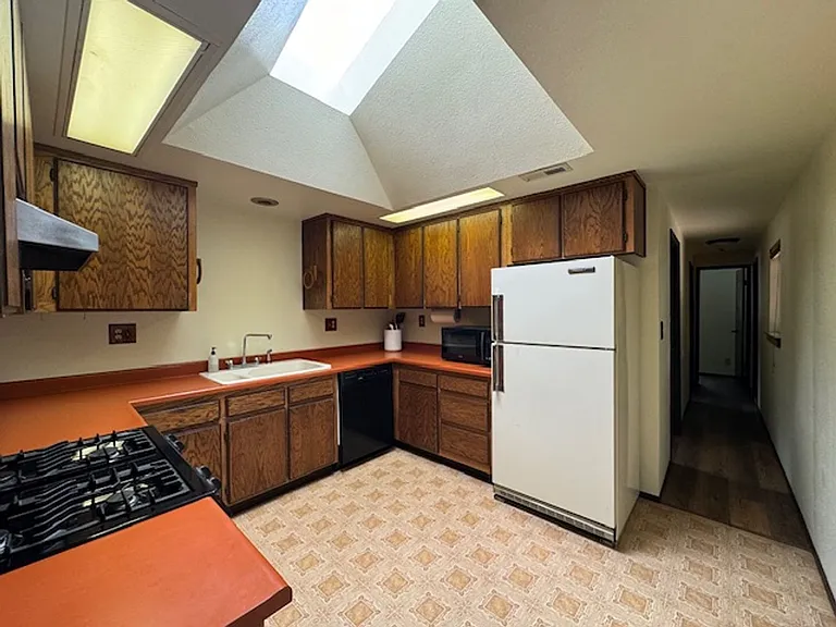 2437 Ridgewood Dr — Photo 36