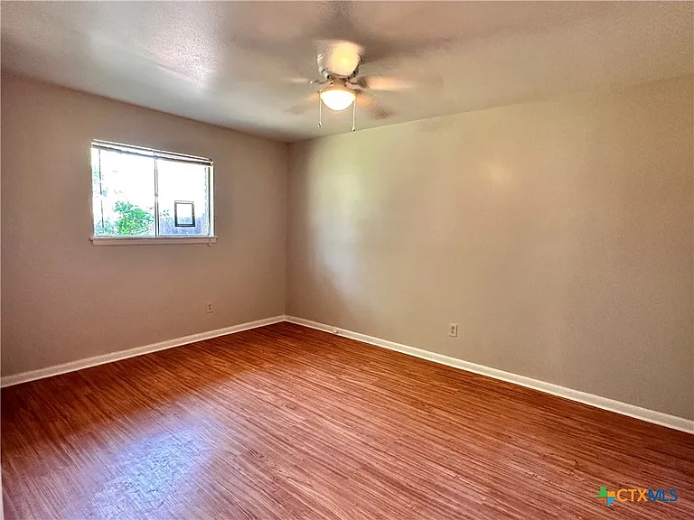 1009 Hazelton St — Photo 8